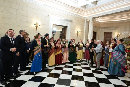 Τα κάλαντα στον Μητσοτάκη και ο πρωτοχρονιάτικος Πίνατ (εικόνες)