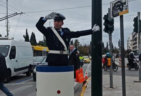 Το «βαρέλι» επέστρεψε στο Σύνταγμα: Πώς καθιερώθηκε το έθιμο