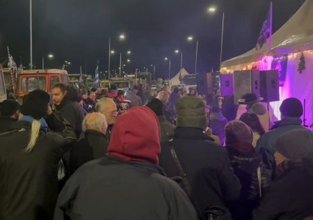 Ρεβεγιόν στα μπλόκα για τους αγρότες: «No Farmers, No Food» με ήχους ρεμπέτικου