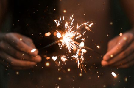 Μαθητής ακρωτηριάστηκε από βεγγαλικό – Κινδυνεύει να χάσει και την όρασή του