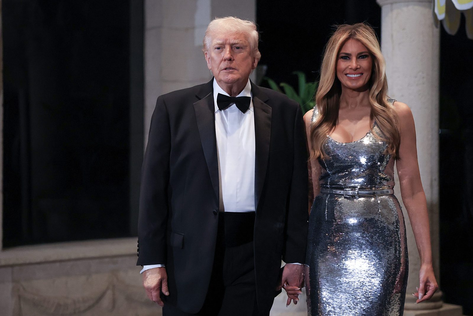Στο λαμπερό πάρτι στο Mar-a-Lago: Η απαστράπτουσα Melania Trump και το στιλιστικό της statement στην αυγή της νέας χρονιάς