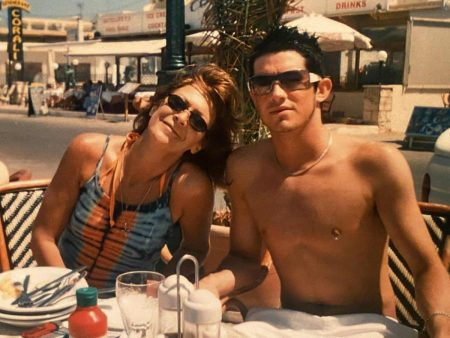 Αρχισε η δίκη της Τζιν Χάνλον στην Κρήτη: «Η μητέρα μας επιτέλους αποκτά τη φωνή που της άξιζε»