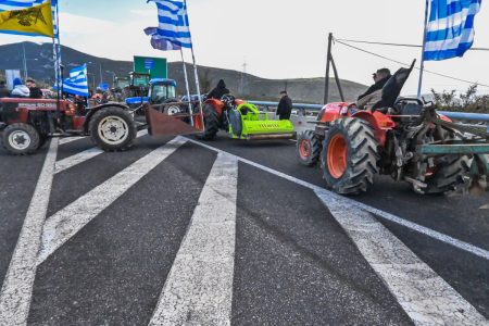 Με το βλέμμα στα μπλόκα και το μυαλό στις κάλπες