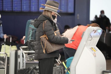 «Πάγωσε» η Ολλανδία – Ακυρώσεις πτήσεων και διακοπές συγκοινωνιών