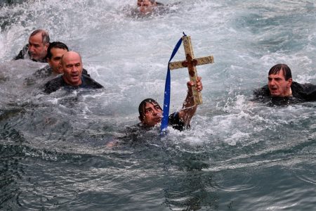 Θεοφάνεια: Με λαμπρότητα ο καθαγιασμός των υδάτων και η κατάδυση του Τιμίου Σταυρού στον Πειραιά