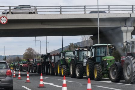 Μπλόκα αγροτών: «Κλείδωσαν» τα μέτρα του υπουργείου – Τι θα ανακοινωθεί