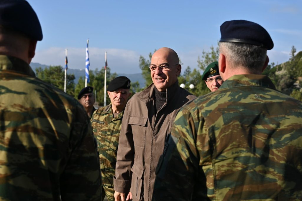 Νέες διορθώσεις Δένδια στις Ενοπλες Δυνάμεις – Τι είπε για Διεθνές Δίκαιο, οι αιχμές για Ντόρα Μπακογιάννη