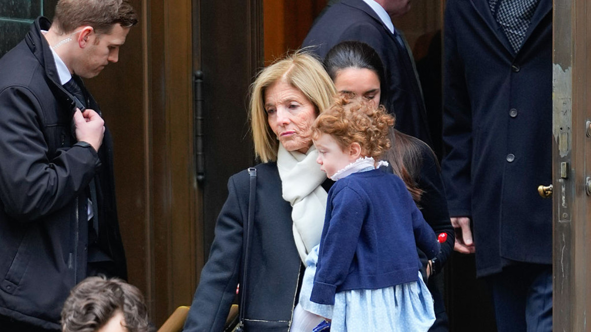 Συντετριμμένη η Caroline Kennedy, κρατά αγκαλιά την εγγονή της στην κηδεία της κόρης της, Tatiana Schlossberg