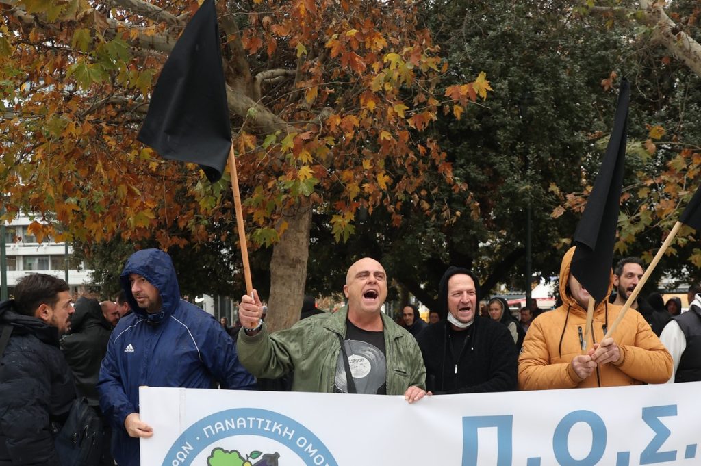 Λαϊκές αγορές: Σε εξέλιξη η συνάντηση με τον Θεοδωρικάκο, συγκέντρωση έξω από το υπουργείο