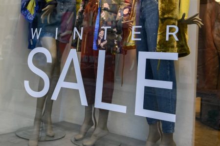 Χειμερινές εκπτώσεις: Πότε ξεκινούν – Οι Κυριακές με ανοιχτά καταστήματα
