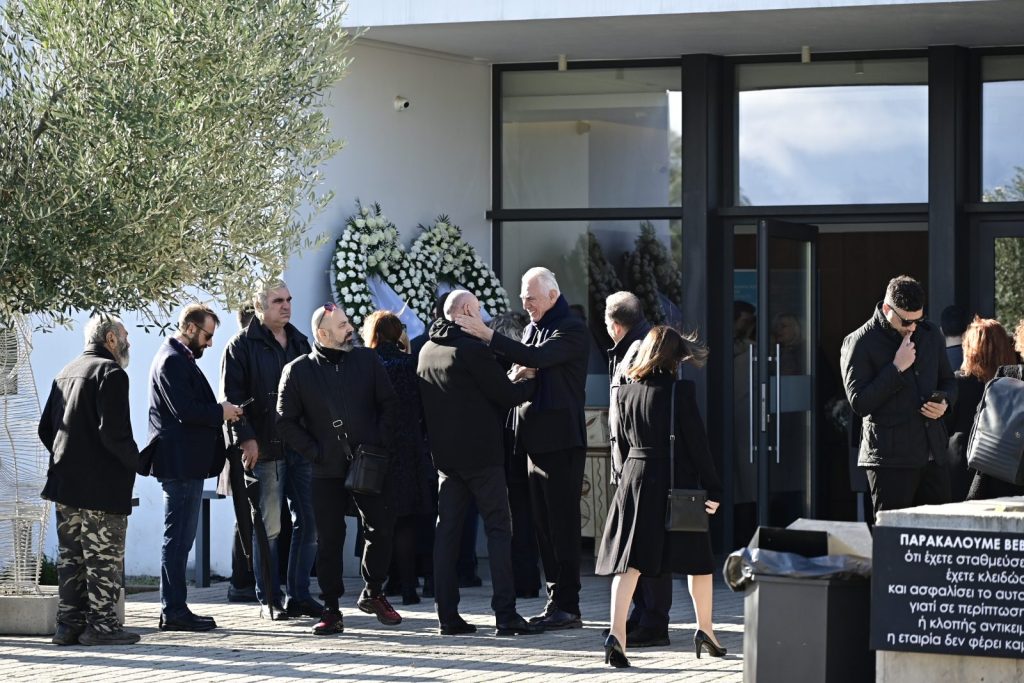 Κηδεία Γιώργου Παπαδάκη: Βαρύ το κλίμα στο τελευταίο αντίο στη Ριτσώνα