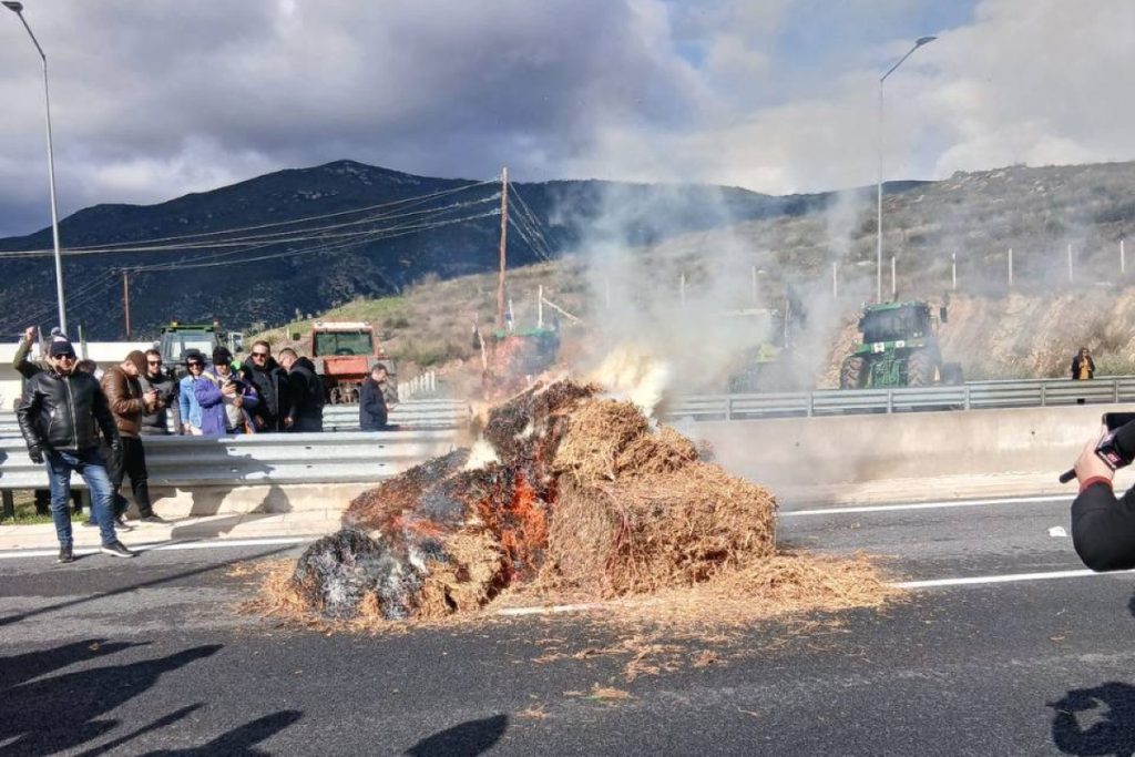 Μπλόκα αγροτών: Το 48ωρο μπλακ άουτ, τα σενάρια και το βλέμμα στην Αθήνα