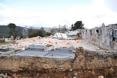 Κακοκαιρία στα Ιωάννινα: Ανεμοστρόβιλος ισοπέδωσε πτηνοτροφική μονάδα – Νεκρά 40.000 κοτόπουλα