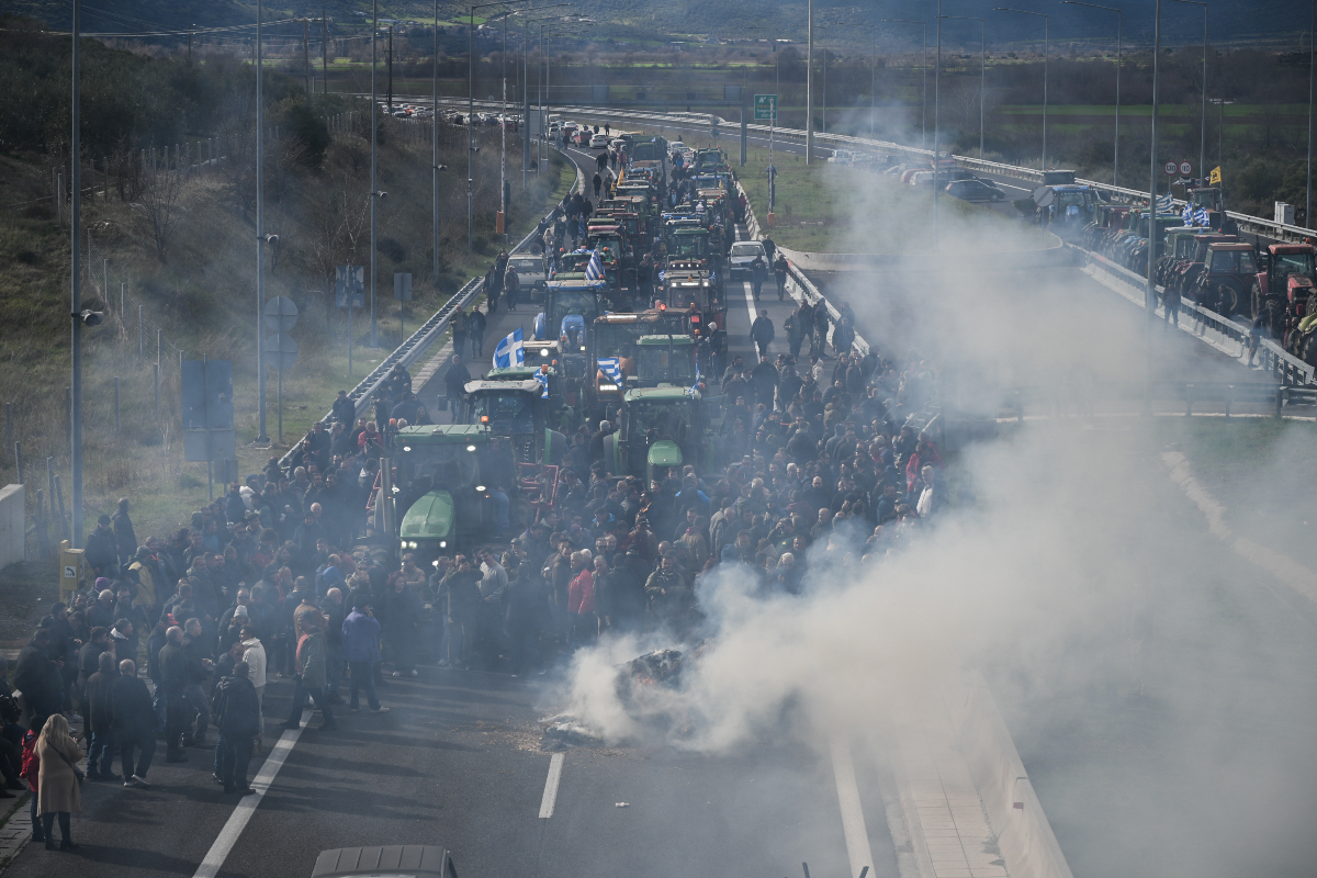 Μπλόκα αγροτών: Το 48ωρο μπλακ άουτ, τα σενάρια και το βλέμμα στην Αθήνα