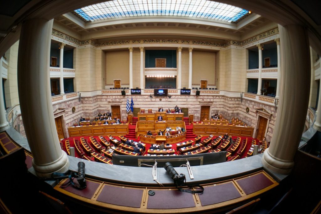 Έγινε «δουλίτσα» στη Βουλή: Το «άσε μας κουκλίτσα μου» του Καιρίδη στη Ζωή και η συγνώμη του Δένδια