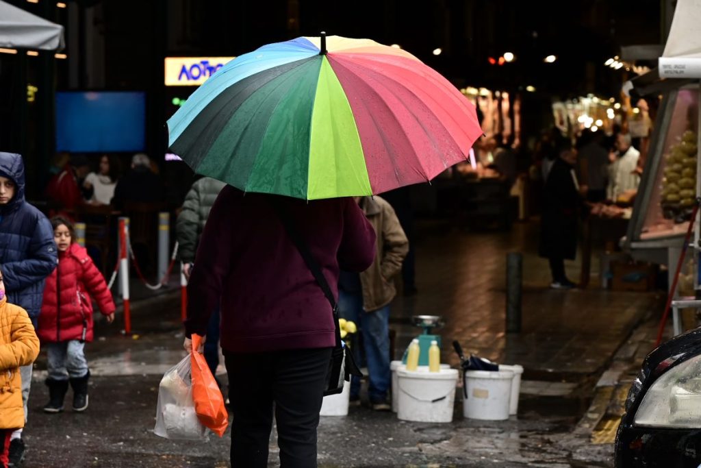 Καιρός: Βροχές, δυνατοί άνεμοι και πτώση της θερμοκρασίας