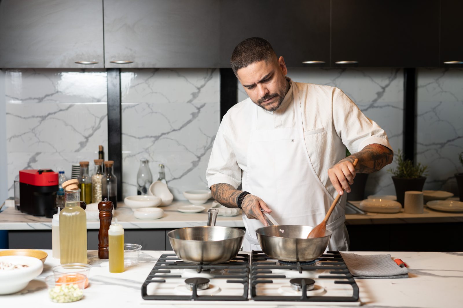 Μπήκαμε στο φανταστικό πολυχώρο που έχει δημιουργήσει ο Τίμος Ζαχαράτος