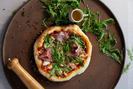 Σάββατο βράδυ καλούμε φίλους και φτιάχνουμε πίτσα με τα χεράκια μας