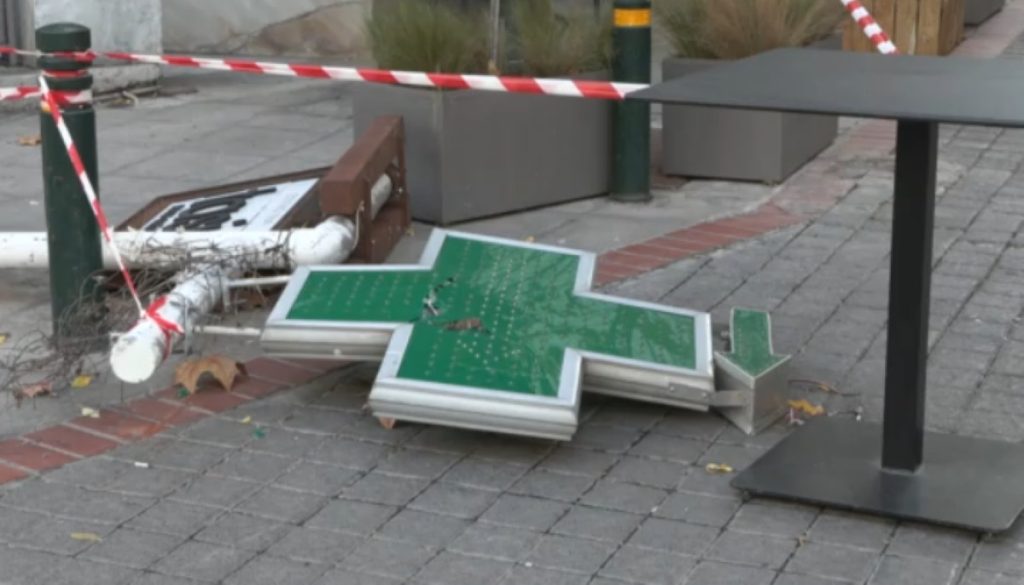 Κυψέλη: Πινακίδα φαρμακείου καταπλάκωσε 16χρονη