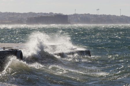 Δεμένα πλοία χωρίς απαγορευτικό απόπλου: Ακυρώσεις δρομολογίων, τι πρέπει να κάνουν οι επιβάτες