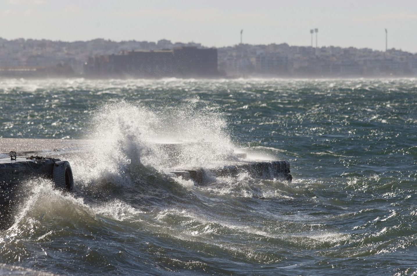 Δεμένα πλοία χωρίς απαγορευτικό απόπλου: Ακυρώσεις δρομολογίων, τι πρέπει να κάνουν οι επιβάτες