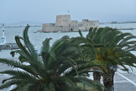 Ισχυροί άνεμοι «βύθισαν» το Ναύπλιο – Τεράστια κύματα εισέβαλαν στην παλιά πόλη