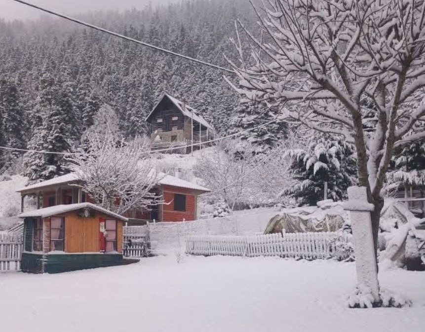 Χιόνια – Καιρός: Λευκά τοπία από τη Βόρεια έως την Κεντρική χώρα – Σε επιφυλακή οι Αρχές