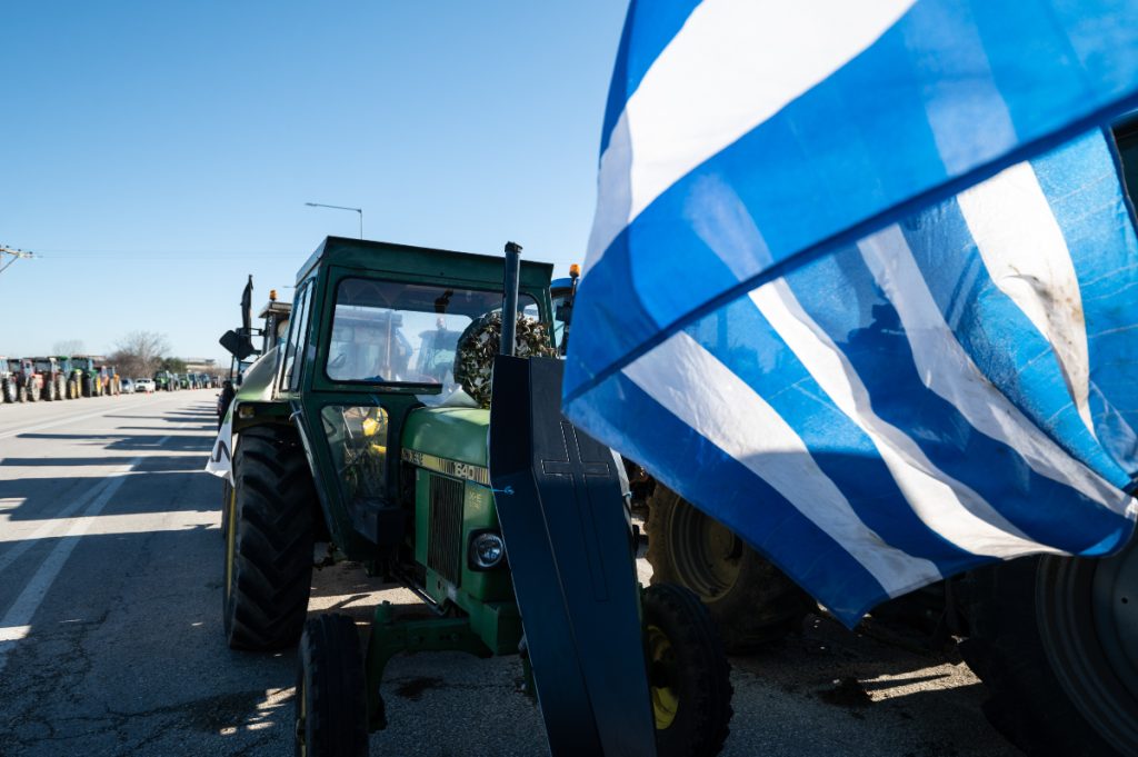 Μπλόκα αγροτών: Σκληραίνουν τη στάση τους – «Δεν πάμε στη συνάντηση αν δεν δεχτούν τους 25»
