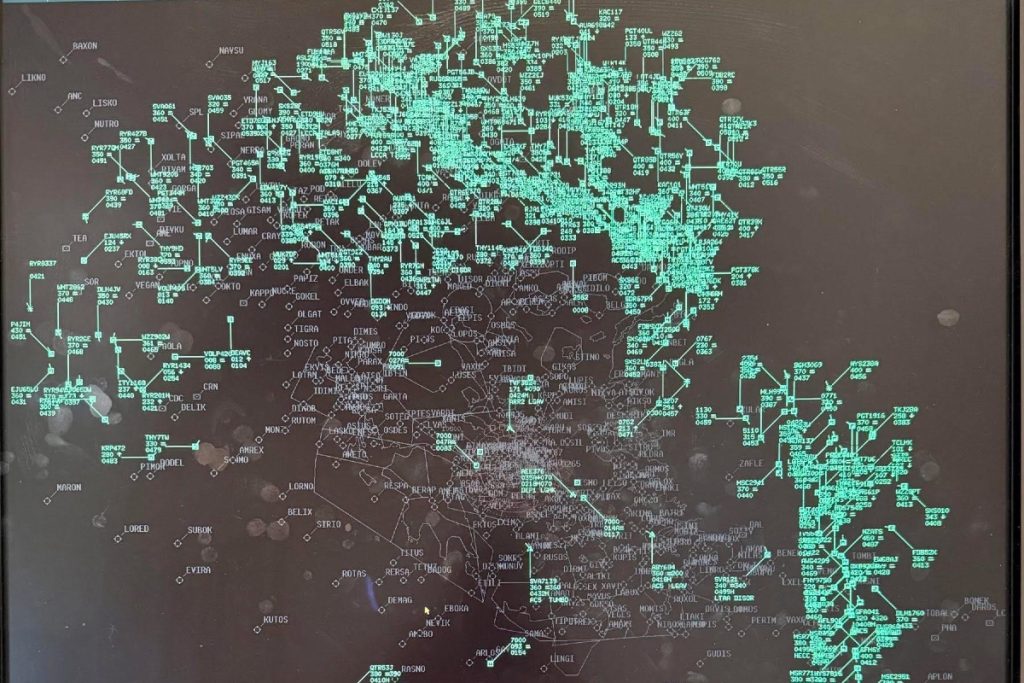 FIR Αθηνών – Γάτα στο κοντρόλ: Το μπλακάουτ και μια αποκαλυπτική φωτογραφία