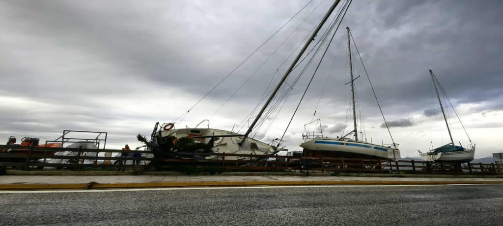 Καιρός: Καταιγίδες και ανεμοστρόβιλοι τσάκισαν Αλεξανδρούπολη, Μεσολόγγι