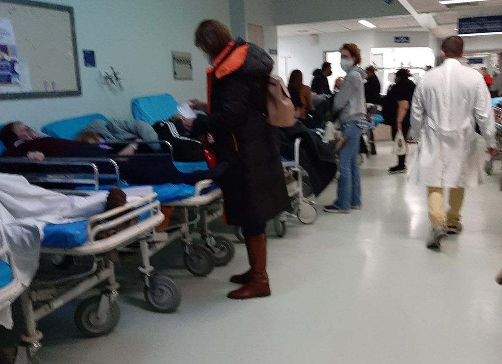 Επίθεση γρίπης – πόλεμος στα νοσοκομεία: «Τέτοια εφημερία είχα να δω πολλά χρόνια»