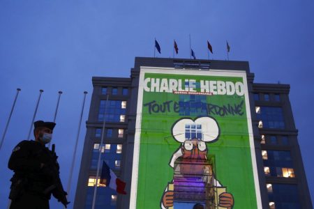 Charlie Hebdo: Μήνυση για σκίτσο-πρόκληση για το Κραν Μοντανά