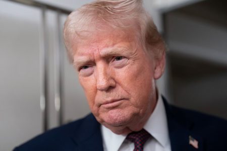 Τραμπ για Ιράν: «Αρχίζει να ξεπερνά τις κόκκινες γραμμές» – Την Τρίτη η απόφασή του