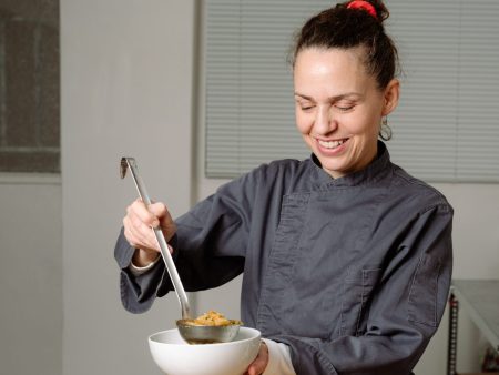 H Χρύσα Γερακοπούλου μάς μαγειρεύει αληθινό, νόστιμο φαγητό