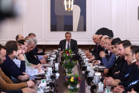 Μπλόκα: Πώς υποδέχτηκε ο Μητσοτάκης τους αγρότες – «Παράθυρο» για βελτιώσεις, «καρφί» για απόντες