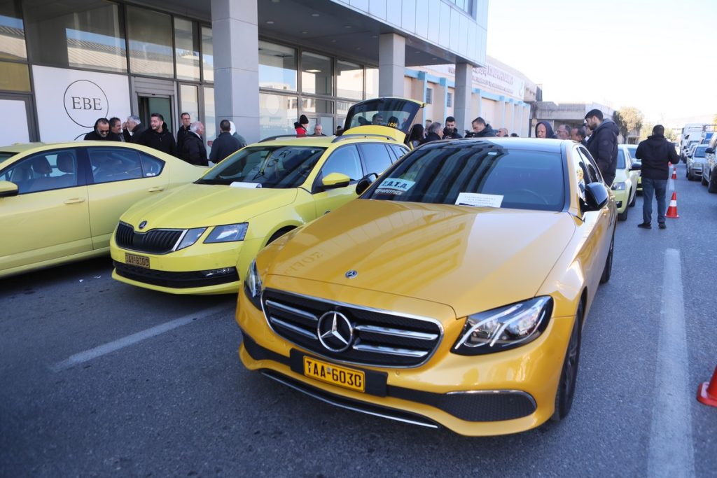 Απεργία ταξί: Πορεία στο υπουργείο Μεταφορών – «Ο αγώνας θα έχει διάρκεια»