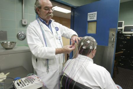 Αλτσχάιμερ: Το κρυμμένο εγκεφαλικό σήμα που αποκαλύπτει