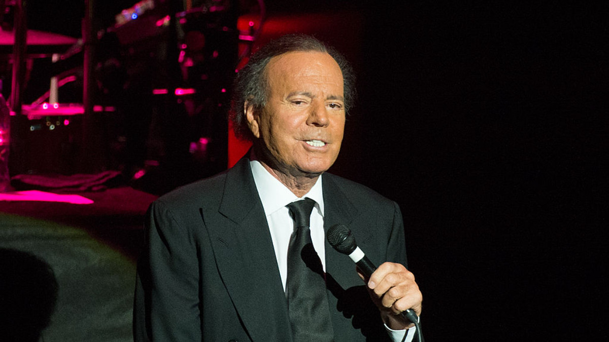 Julio Iglesias: Δύο πρώην εργαζόμενες τον καταγγέλουν για σεξουαλική παρενόχληση