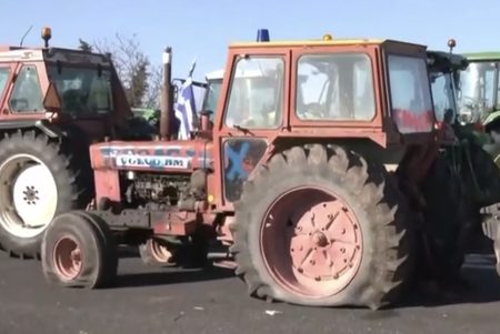 Μπλόκα: Βανδάλισαν τρακτέρ μετά τη συνάντηση με Μητσοτάκη – «Προδότης» γράψανε, ξεφούσκωσαν λάστιχα