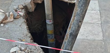 Πανικός στο κέντρο: Άνοιξε τρύπα στο έδαφος, «ρούφηξε» κολώνα – Κλειστοί δρόμοι