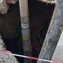 Πανικός στο κέντρο: Άνοιξε τρύπα στο έδαφος, «ρούφηξε» κολώνα – Κλειστοί δρόμοι