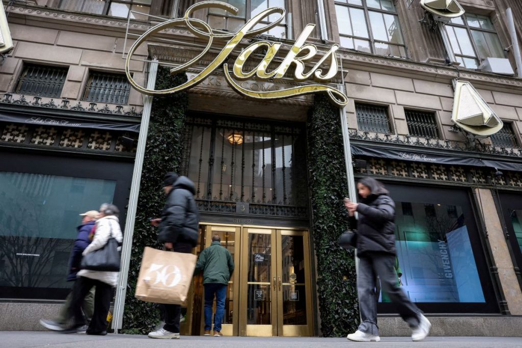 Saks, ο κολοσσός πολυτελείας που κατέρρευσε