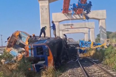 Τραγωδία στην Ταϊλάνδη: Γερανός έπεσε σε τρένο – Τουλάχιστον 22 νεκροί
