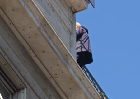 Συναγερμός στην Ομόνοια: Άνδρας απειλεί να πέσει από ταράτσα