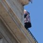 Συναγερμός στην Ομόνοια: Άνδρας απειλεί να πέσει από ταράτσα