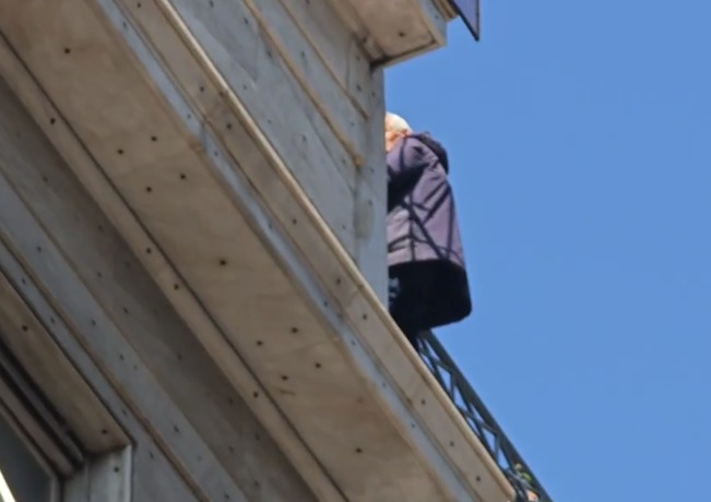 Συναγερμός στην Ομόνοια: Άνδρας απειλεί να πέσει από ταράτσα
