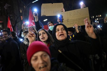 Ιράν: «Κουβαλούσα τη σορό της γυναίκας μου για 1,5 ώρα»