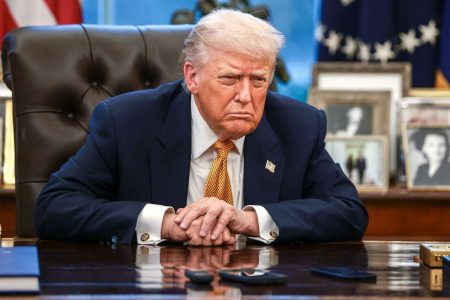 Πόλεμος νεύρων ΗΠΑ – Ιράν: Οι αποστάσεις Τραμπ από τον Παχλαβί και η στρατιωτική ετοιμότητα