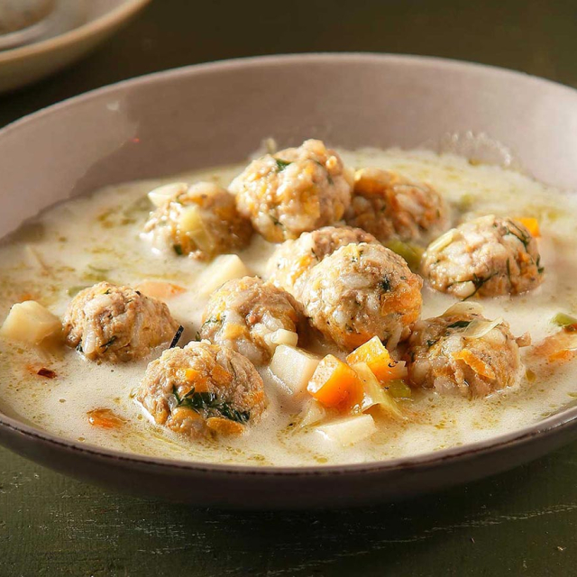 Πεντανόστιμα γιουβαρλάκια εύκολα, με τέλεια σάλτσα.