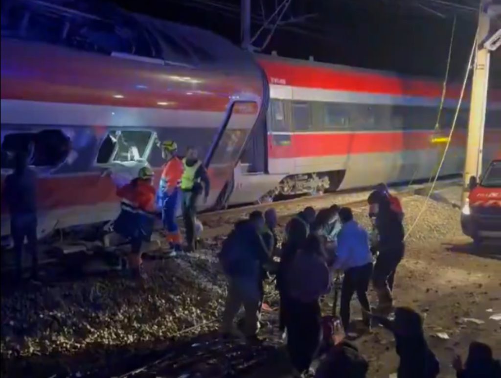 Ισπανία: Τουλάχιστον δύο νεκροί από εκτροχιασμό τρένων – Αναφορές για πολλούς τραυματίες